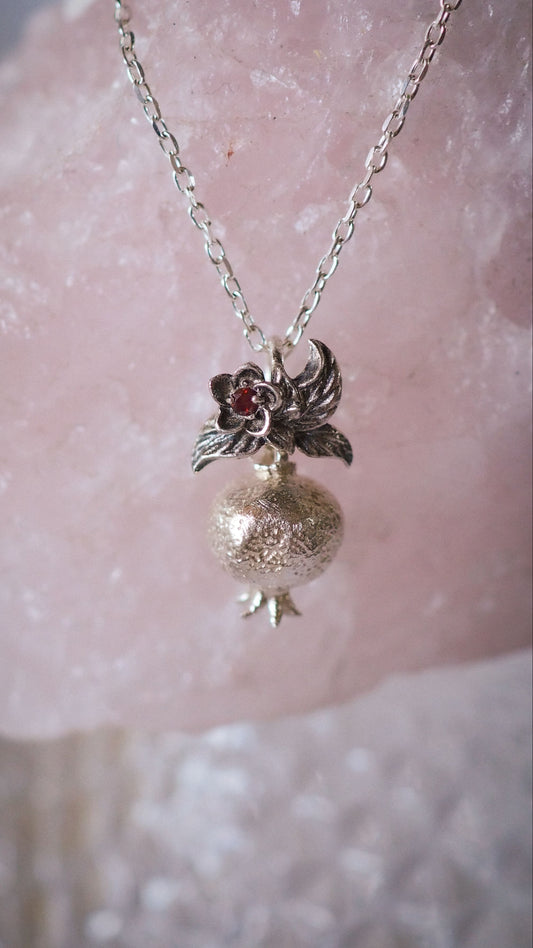 The Garnet pendant